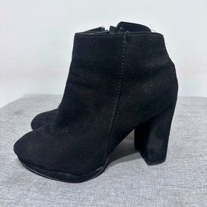 Hello ! I’m selling two pair 2 inch of heels and one pair of  flats